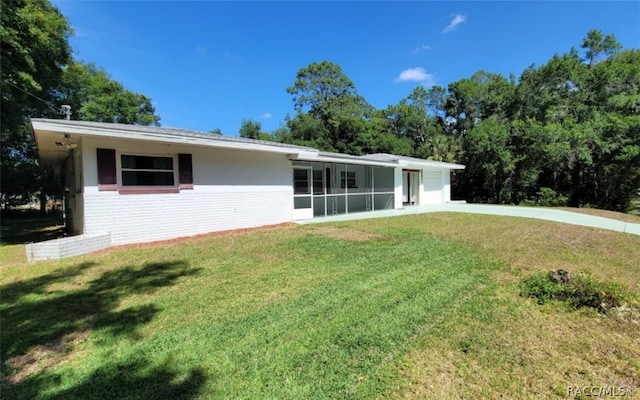 view of front of home featuring a front lawn