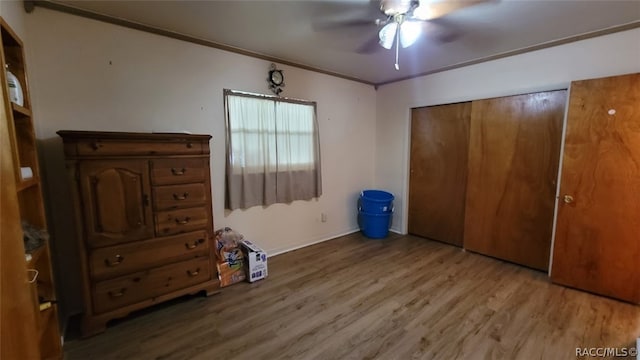 bedroom featuring ceiling fan, a closet, ornamental molding, and light hardwood / wood-style flooring