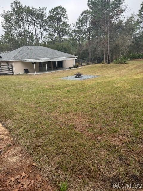 view of yard featuring a fire pit