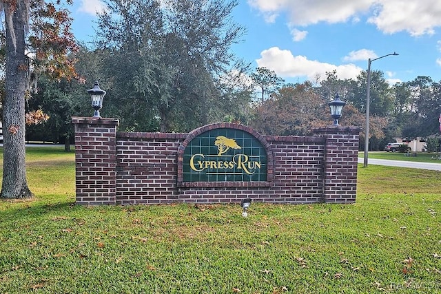 community / neighborhood sign with a lawn