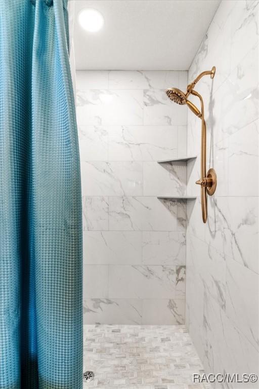 bathroom featuring a shower with shower curtain