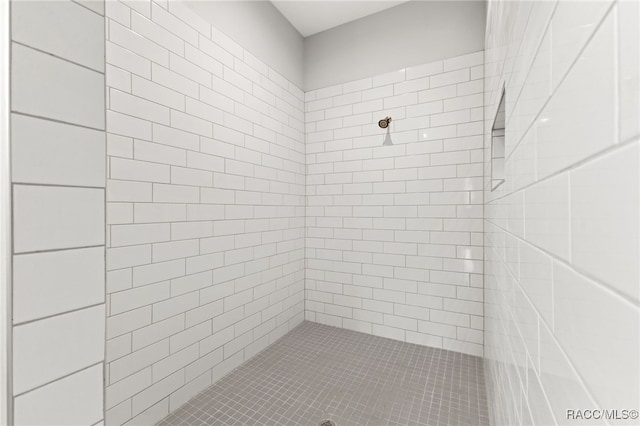 bathroom featuring tiled shower