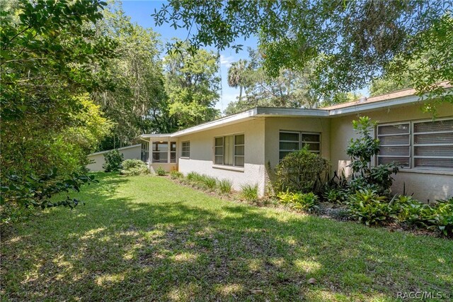 view of side of property featuring a lawn