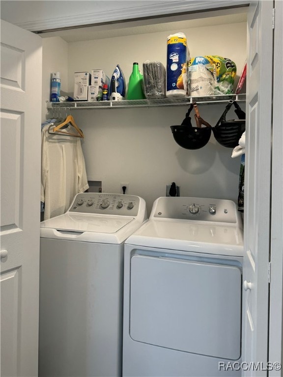 washroom featuring washing machine and clothes dryer