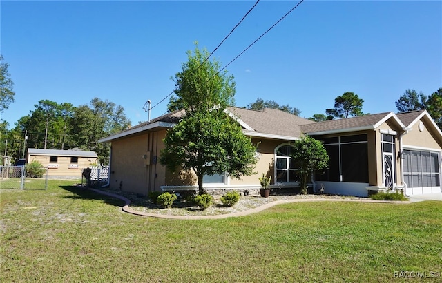 view of front facade featuring a front yard