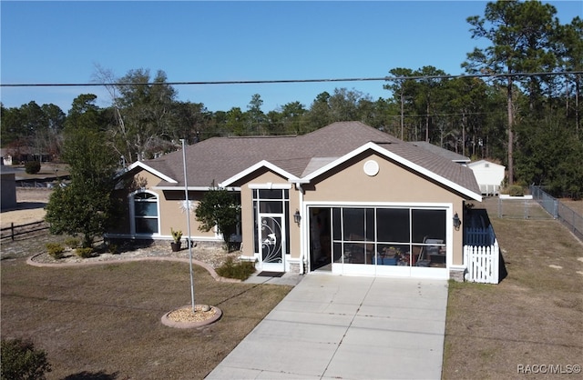 single story home featuring a front lawn