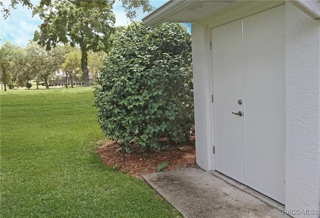 270 E Keller Ct, Hernando, FL 34442 - doorway to property with a yard and stucco siding