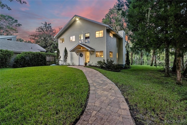 view of front of property featuring a yard