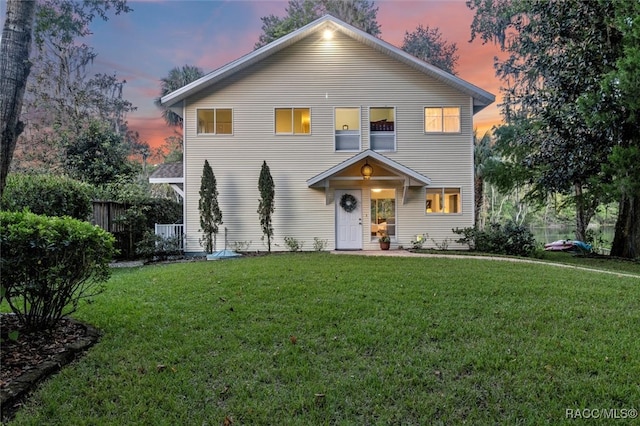 view of front property featuring a lawn