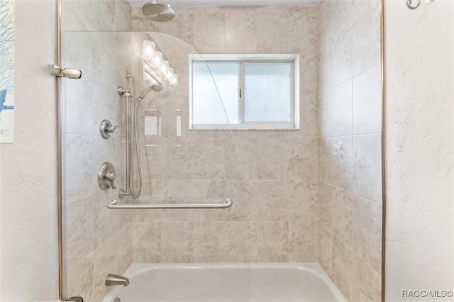 bathroom featuring tiled shower / bath combo