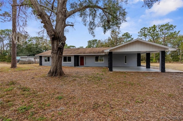 view of front facade featuring a carport