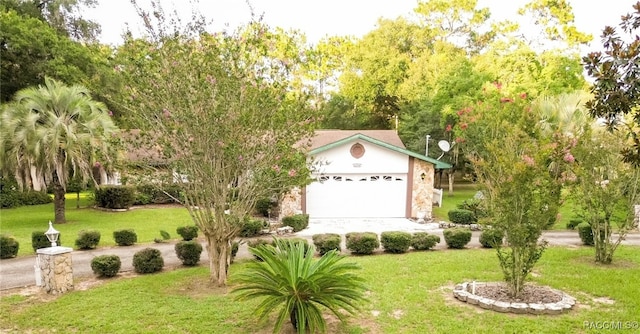 view of front of house featuring a front lawn and a garage