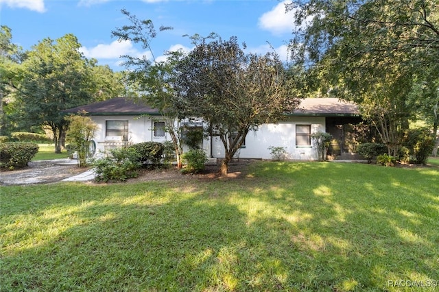 view of front of house featuring a front lawn