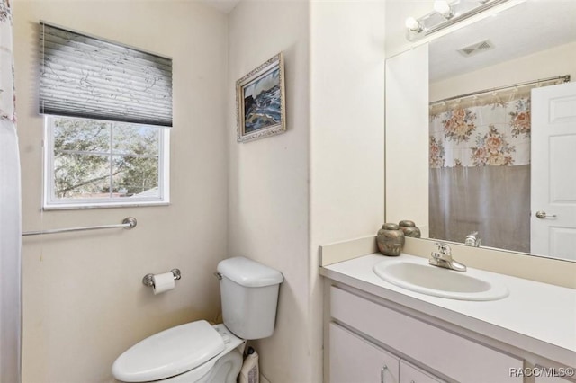 full bathroom with toilet, curtained shower, visible vents, and vanity