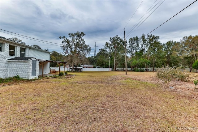 view of yard featuring a shed