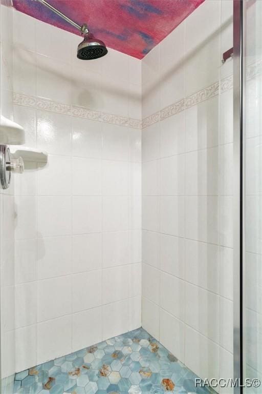 bathroom featuring a tile shower