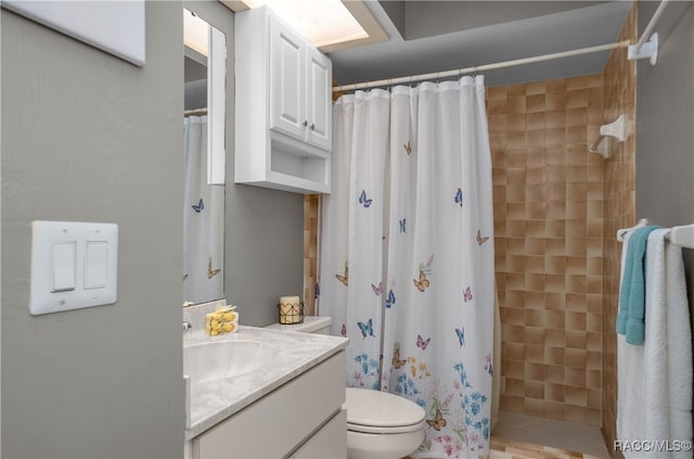 bathroom featuring a shower with curtain, vanity, and toilet