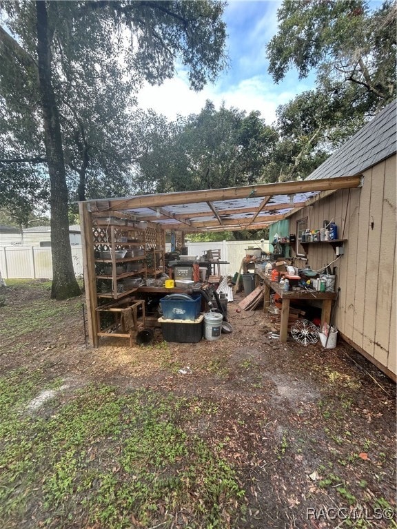 view of yard featuring an outdoor structure