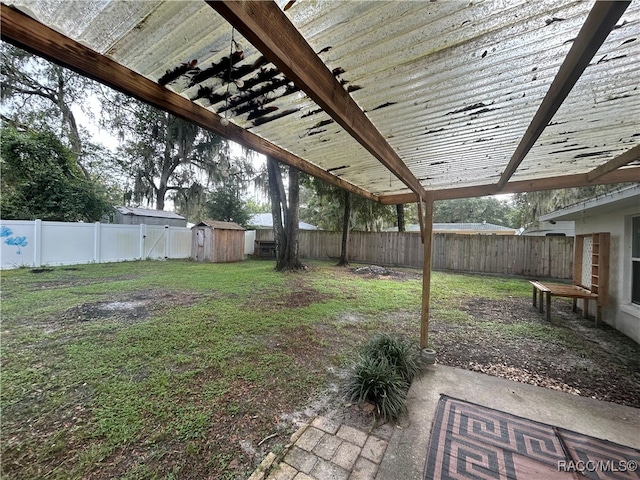 view of yard with a storage unit