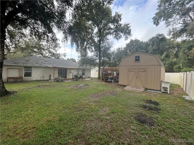 view of yard featuring a storage shed