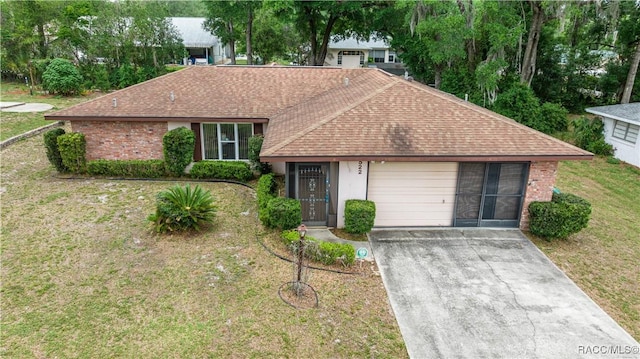 522 Hiawatha Ave, Inverness, FL 34452 - ranch-style home with a shingled roof, a garage, a front lawn, and concrete driveway
