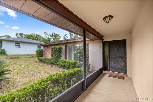 522 Hiawatha Ave, Inverness, FL 34452 - doorway to property with stucco siding