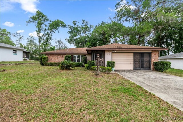 522 Hiawatha Ave, Inverness, FL 34452 - single story home with concrete driveway, an attached garage, a front yard, and stucco siding