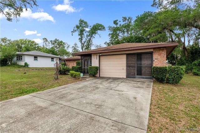 522 Hiawatha Ave, Inverness, FL 34452 - ranch-style house with driveway, an attached garage, and a front yard