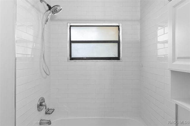 bathroom with tiled shower / bath