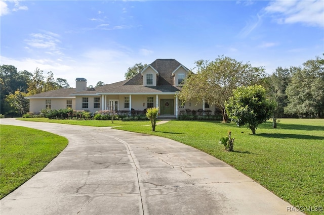 view of front facade featuring a front lawn