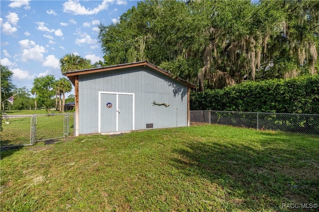 2 Nancy Pkwy, Yankeetown, FL 34498 - view of outbuilding featuring a fenced backyard
