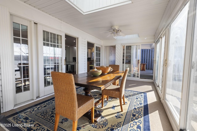 sunroom with ceiling fan