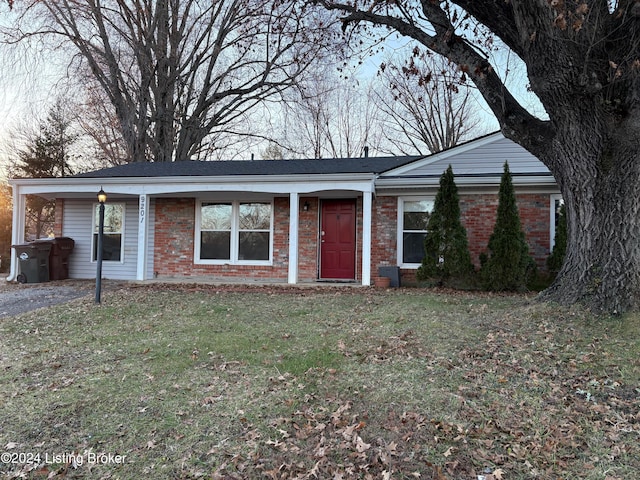 ranch-style house featuring a front yard