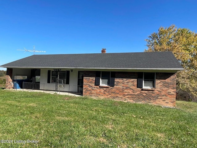 single story home with a front lawn