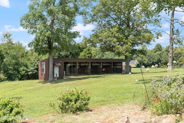 view of yard with an outdoor structure