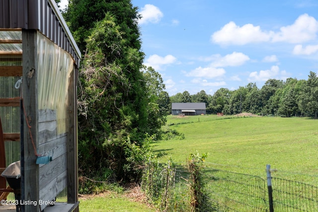 view of yard featuring an outdoor structure