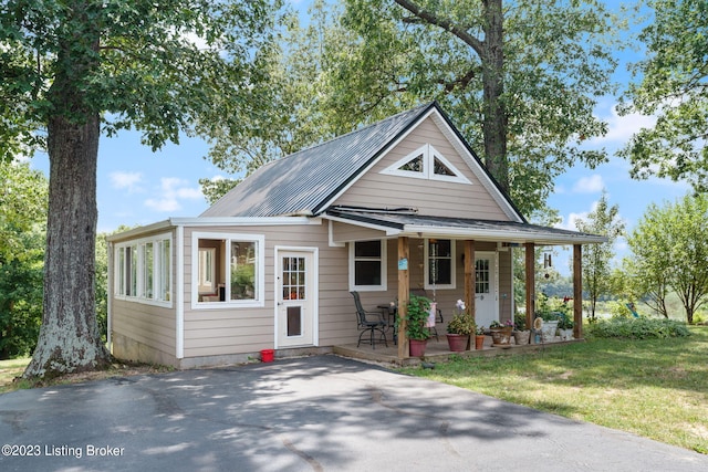 view of front of property featuring a front yard and covered porch