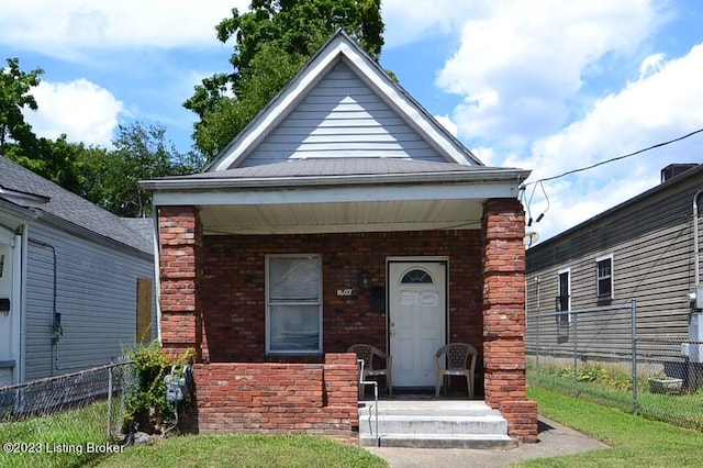 view of front of home featuring a front lawn