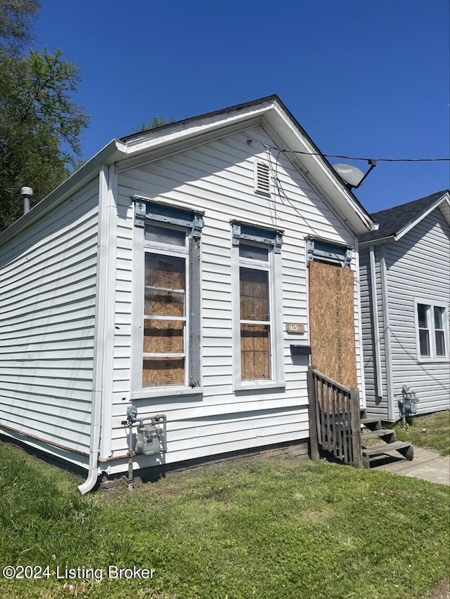 exterior space featuring a front yard