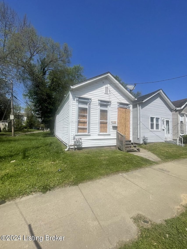 view of front facade featuring a front lawn