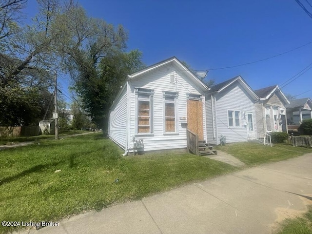 view of front facade with a front yard