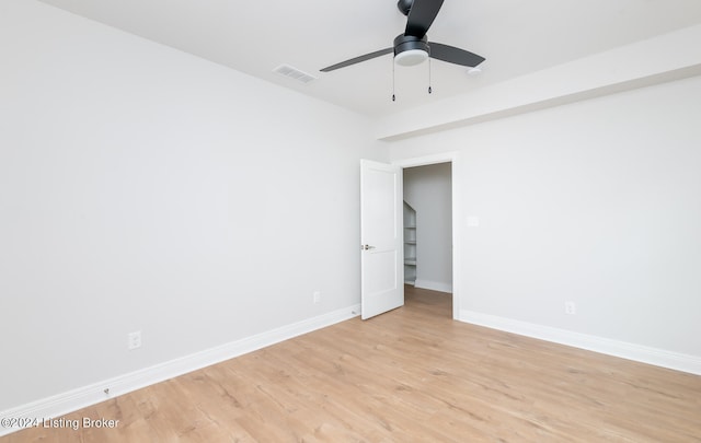 empty room featuring light hardwood / wood-style floors and ceiling fan