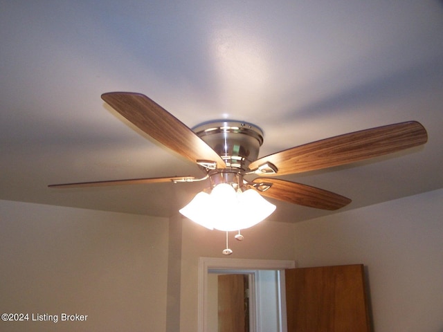 room details featuring ceiling fan