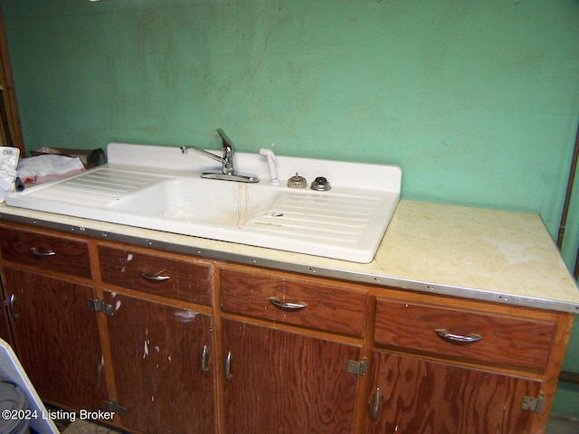 bathroom featuring sink