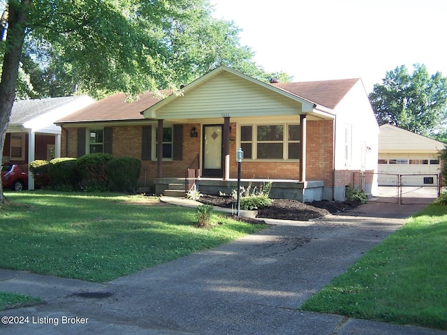 view of front facade featuring a front yard