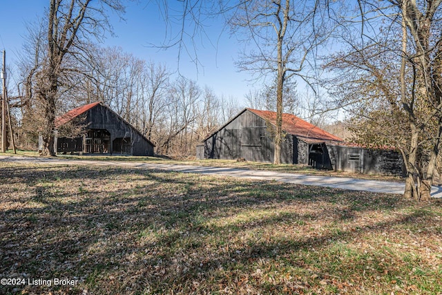 view of yard with an outdoor structure