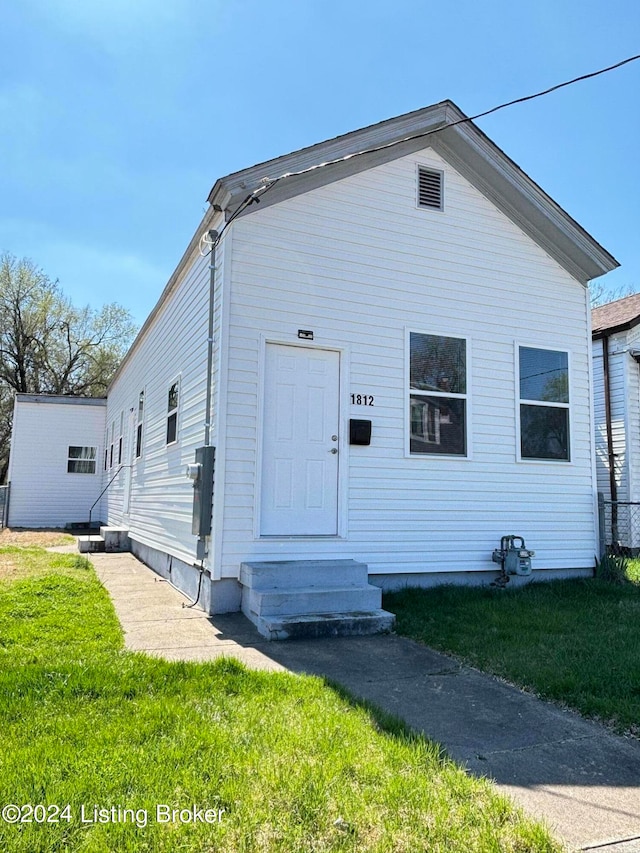 view of front of house featuring a front lawn