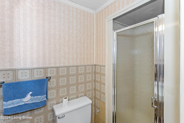 bathroom with crown molding, a shower with shower door, and toilet