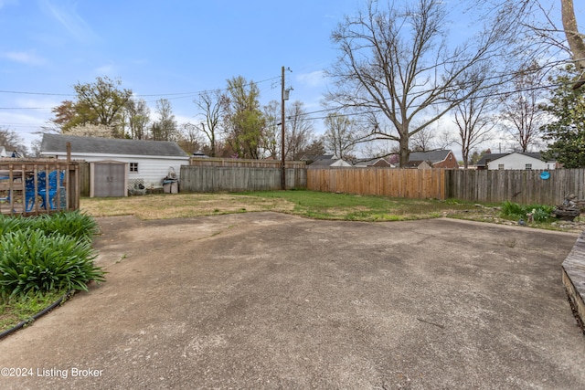 view of yard featuring a storage shed