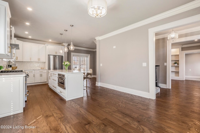 kitchen with appliances with stainless steel finishes, dark wood-type flooring, a kitchen bar, and a center island